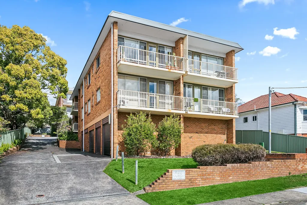 Light-Filled Unit Offering Comfort and Convenience