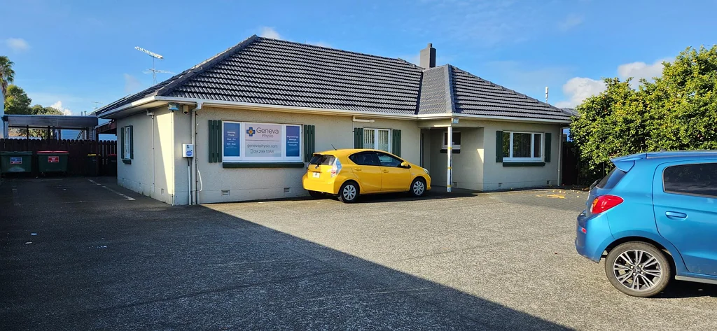 Takanini High-profile office with dwelling