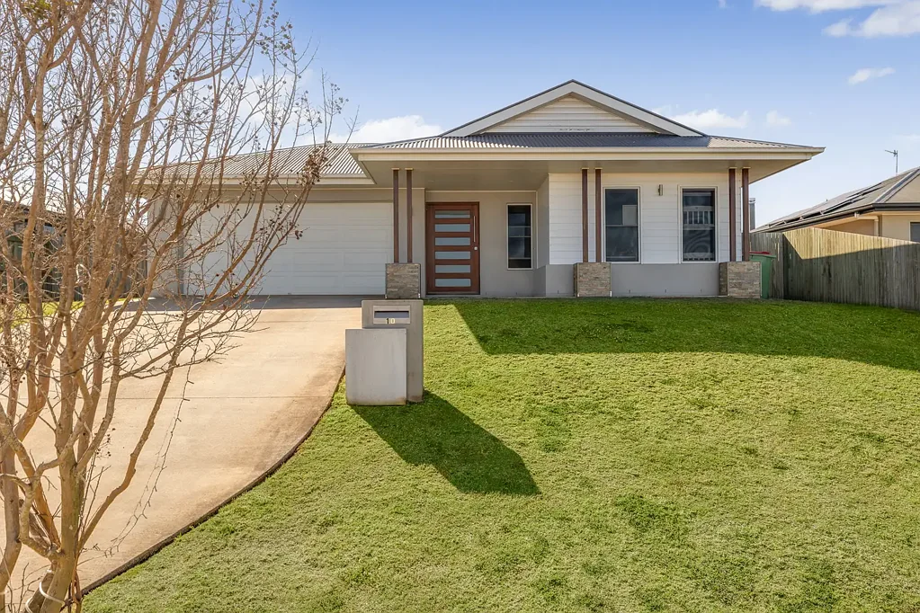 Highfields 4બેડરૂમ Attractive Contemporary Brick Home in a sought-after Highfields Location