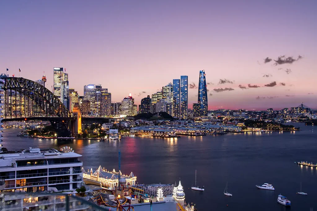 Milsons Point 3房 Mirvac建造 顶层公寓 342平米 双层设计 港湾全景 Lavender Bay景观 高端Miele厨房 自动双层车库 安保大楼 视野无遮挡 Penthouse Living with Iconic Views