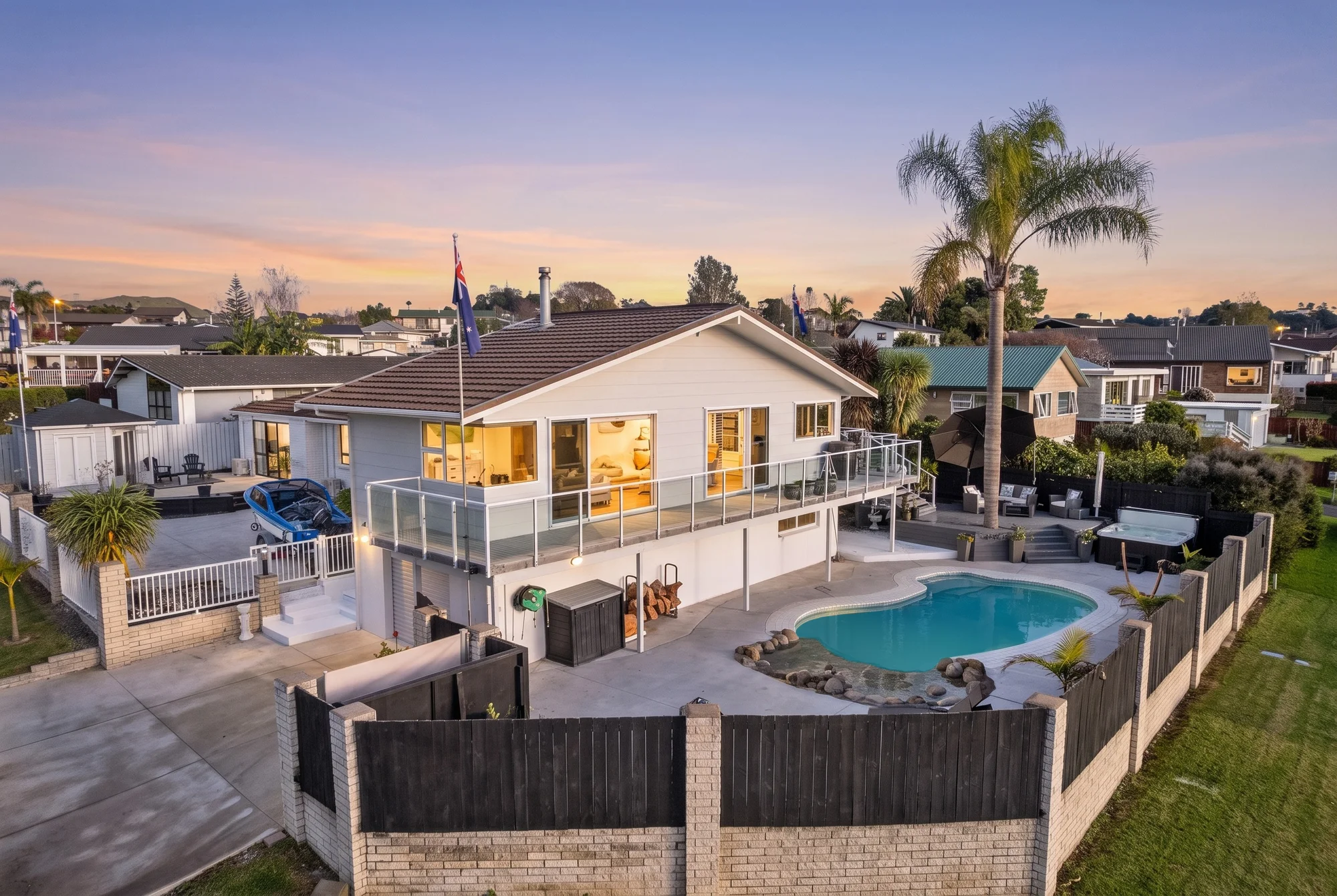 Welcome Bay 5कमरा Spacious, Updated Home with Views & Pool