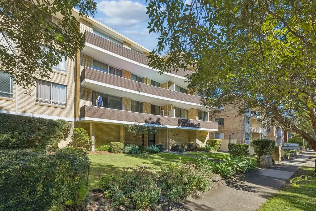 Strathfield 4房 家庭式大小、空间和舒适度，距离 Strathfield Station 仅650米 Family Size, Space and Comfort just 650m from Strathfield Station