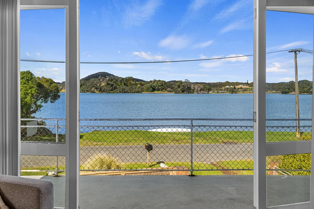 Ngunguru 4 Bedroom Retro charm, remarkable views & room for everyone