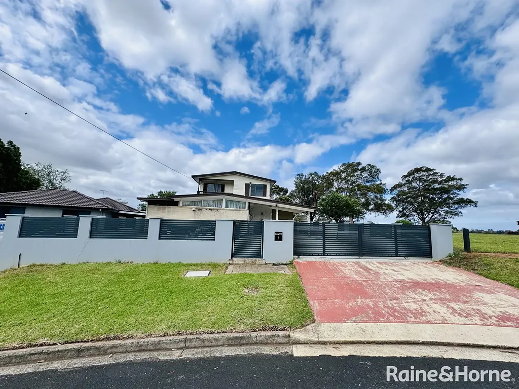 pacious Family Home in Bradbury