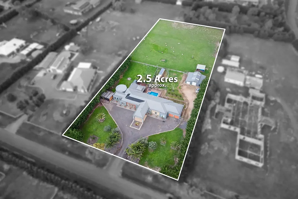 Mickleham 4房 2.5英亩广阔土地 建筑师设计奢华住宅 多个宽敞living zones 高挑天花板 solid timber flooring Gourmet kitchen 奢华master suite Resort-style swimming pool 12m x 10m shed 三相电源 Architectural Luxury Meets Resort-Style Living on Expansive Acreage