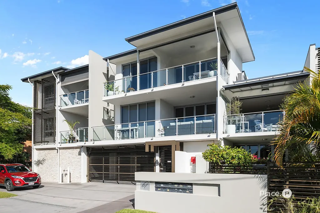 Hawthorne 2房 宽敞精品公寓，带双阳台、安全停车位及专属储藏室 Spacious Boutique Apartment with Dual Balconies, Secure Parking & Exclusive Storage
