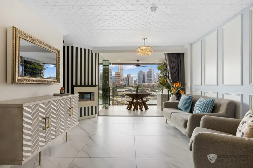 MODERN LUX APARTMENT - HARBOUR VIEWS + CITY VIEWS + OPERA HOUSE VIEWS + POOL + GYM + SAUNA + CONCIERGE + AIRCON