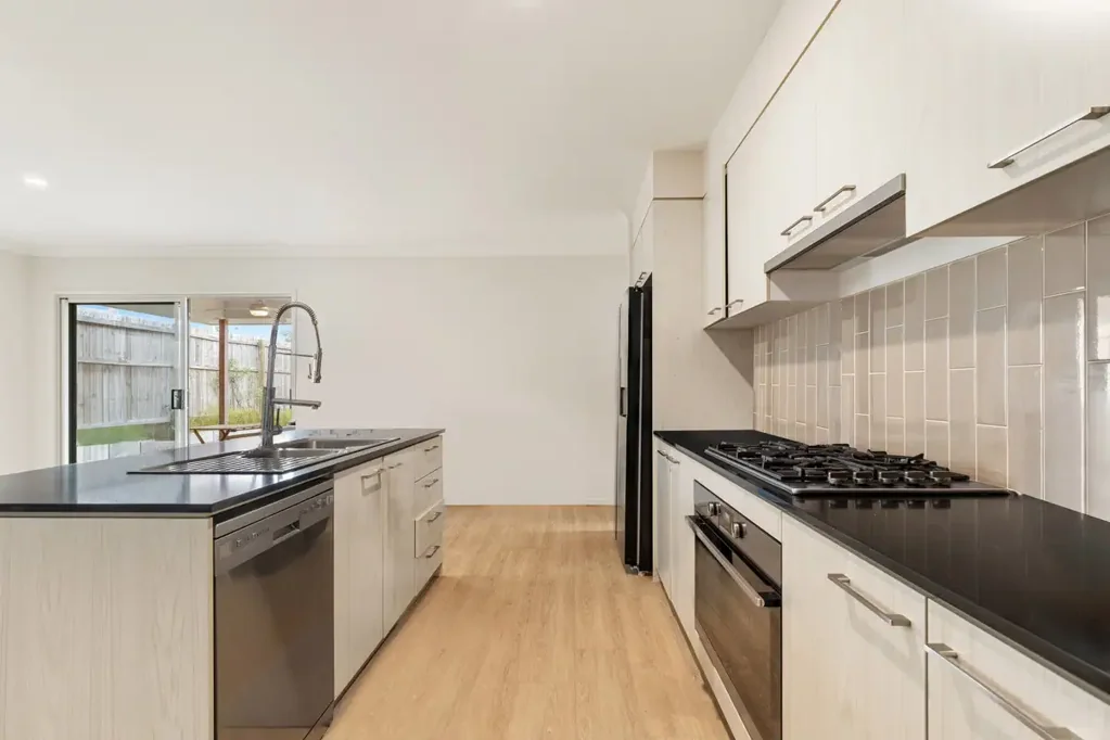 Holmview 5ห้องนอน Just like New - Only 4 Years Old - Stylish Low Maintenance Living