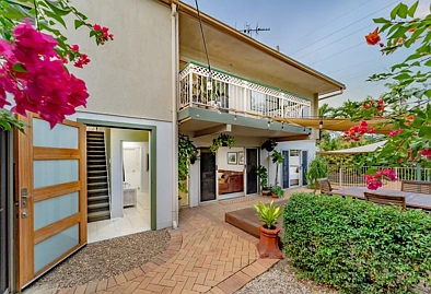 Cranbrook 6chambre Tropical Dual-Living Oasis with Resort-Style Poolside Entertaining  -  Viewing by appointment