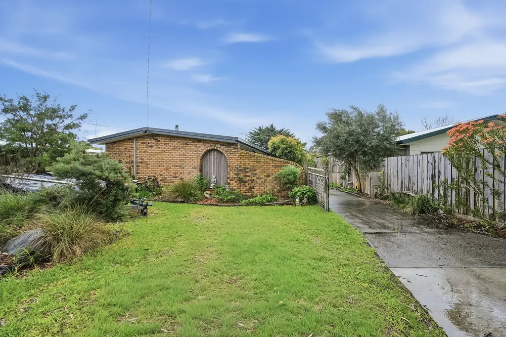 Inverloch 3房  Coastal Charm in a Private Court Location