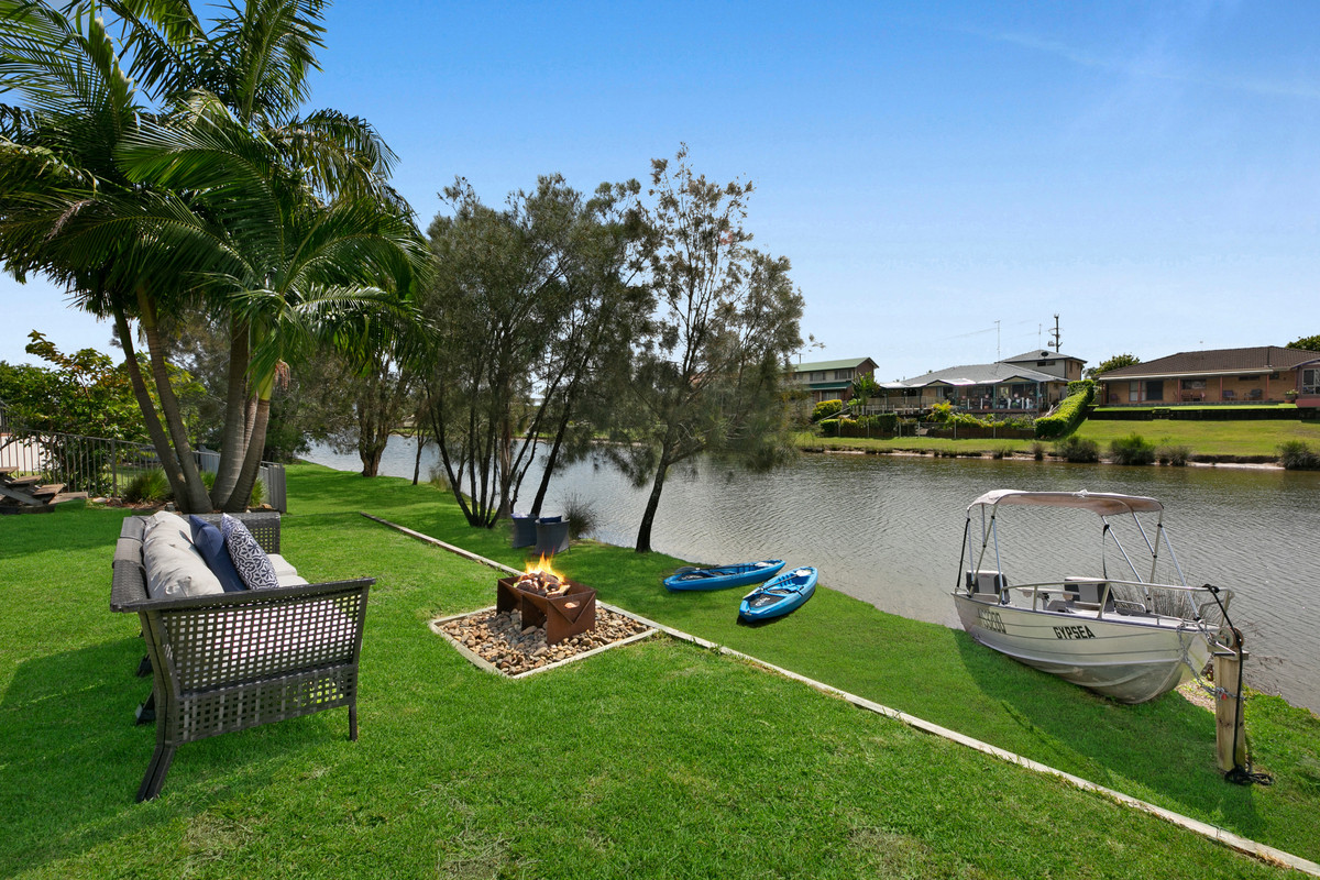 9 KINGFISHER CR, BURLEIGH WATERS QLD 4220, 0 chambres, 0 salles de bain, House