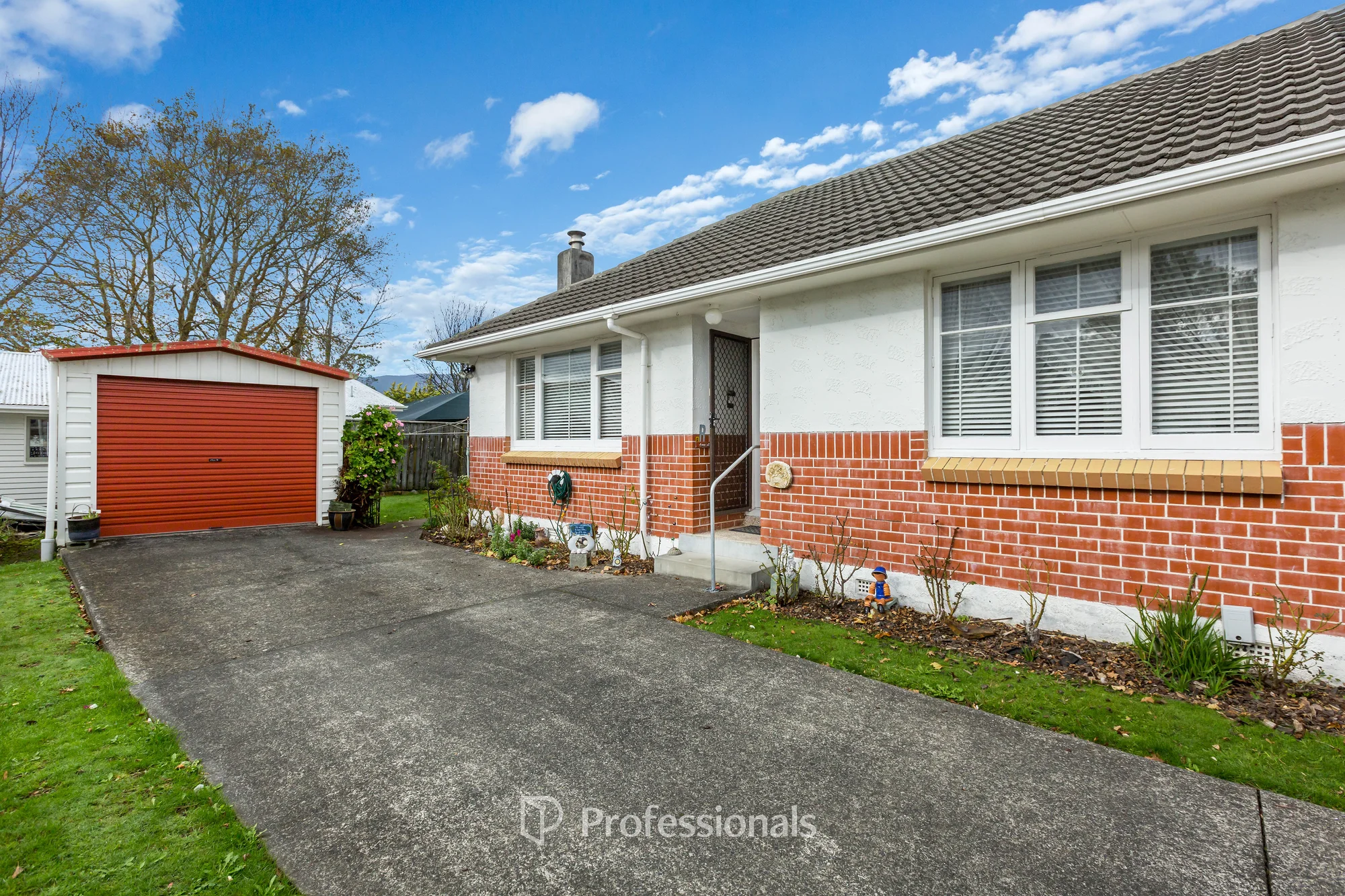 Upper Hutt Central 2બેડરૂમ Great Location + A Garage