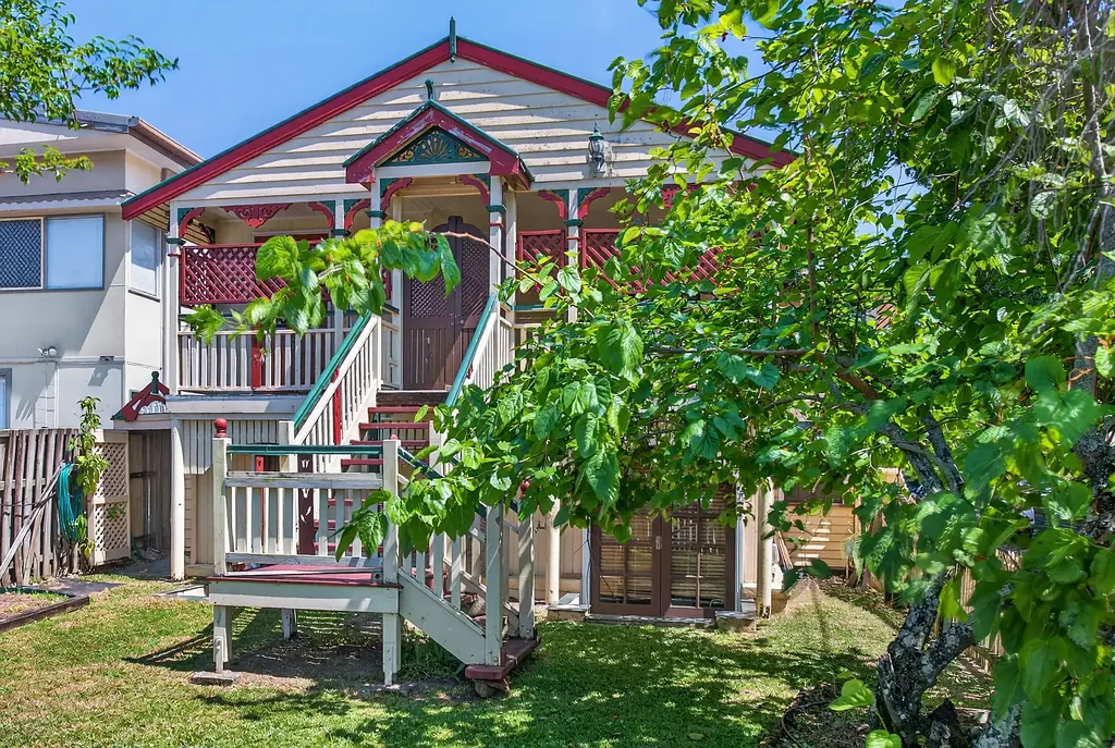 Southport 3ਬੈੱਡਰੂਮ Contract Collapses - Charming Queenslander on Prime Corner Block Must be Sold!