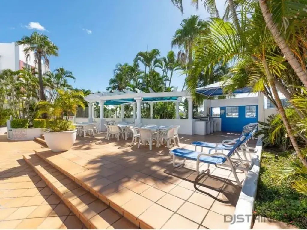 FURNISHED UNIT IN THE HEART OF NOBBY BEACH