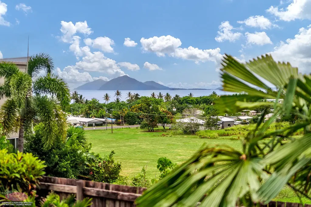 Mission Beach 4 Bedroom Your Modern Holiday or Permanent Home above the Mission Beach Village Green !