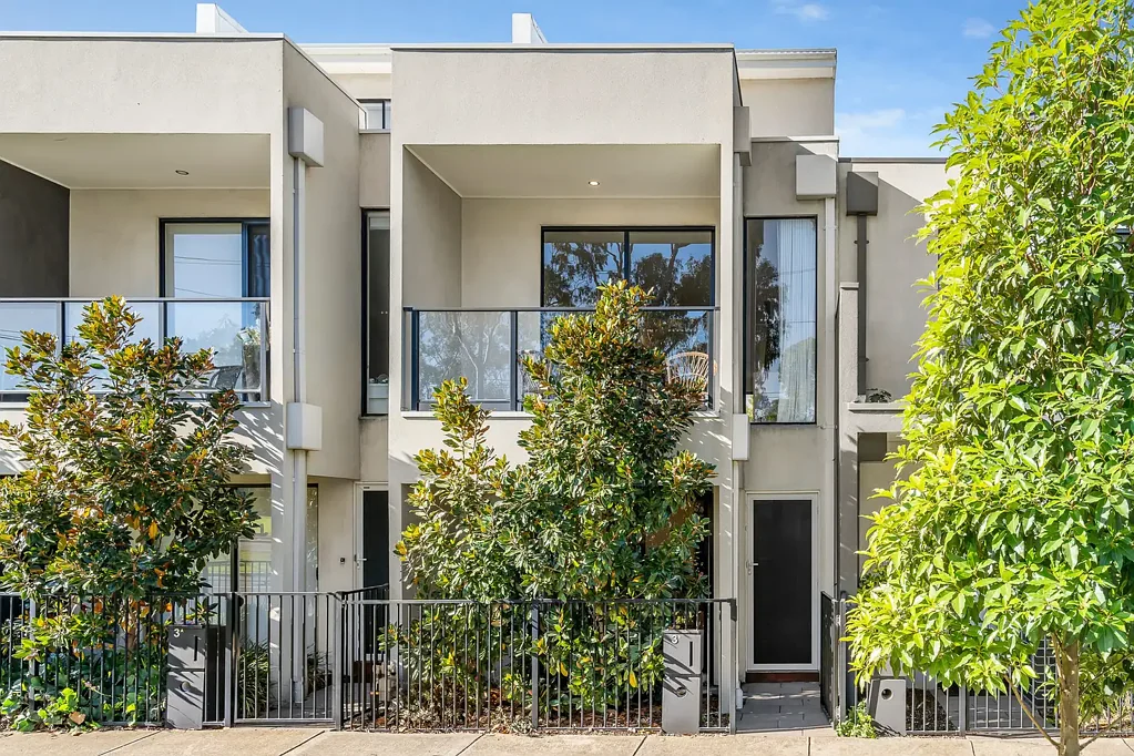 West Footscray 3房 位于汉森保留地对面 主卧设步入式衣橱和淋浴套间 楼上卧室内置衣柜 家庭浴室带浴缸和淋浴 大型私人露台采光充足 低维护前花园 双车库可灵活用途 靠近保留地和火车站 宽敞起居和用餐空间 现代风格空间多功能性 绝佳娱乐生活基地。 Elevated Living by the Park