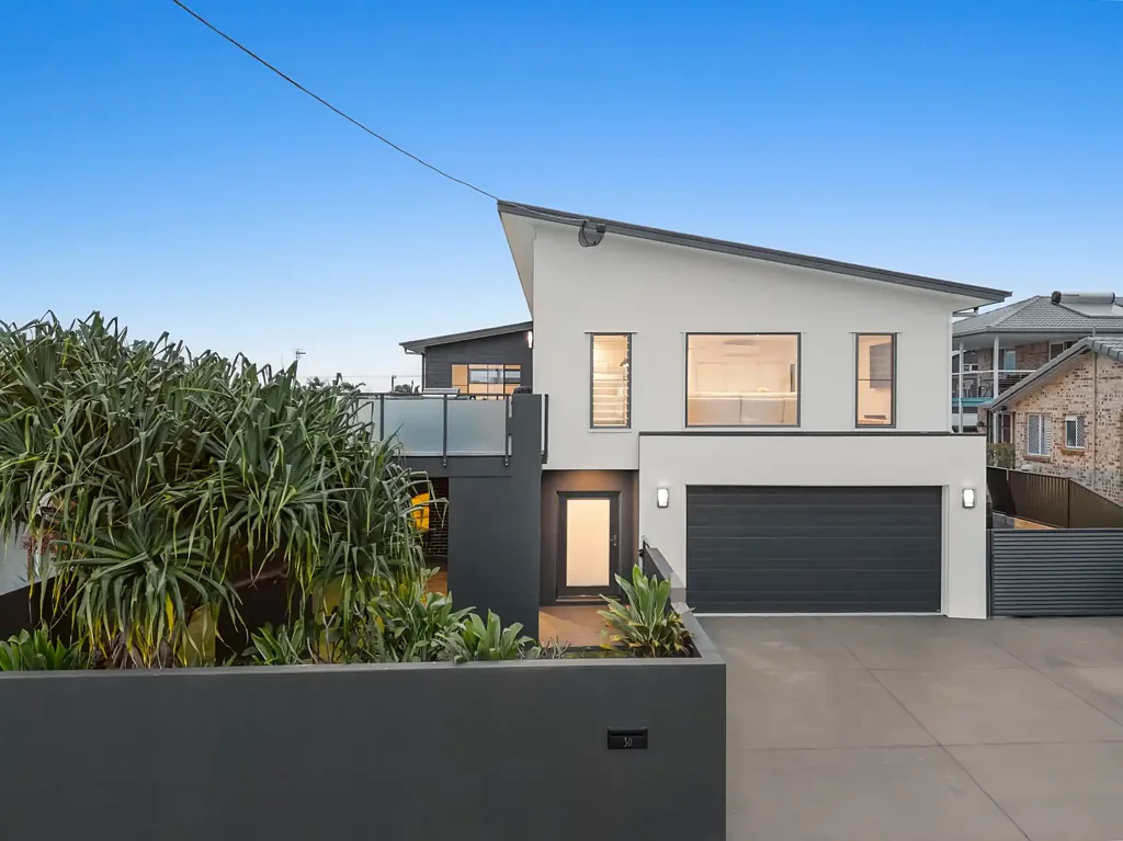Battery Hill 4 Bedroom Grand Coastal Luxury with Ocean Views, 2022 Build & Unmatched Parking