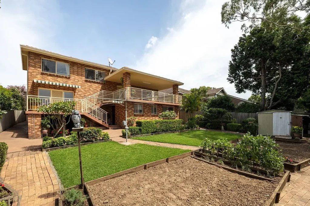 Denistone 4Kwarto A Grand Statement in Versatility: Dual-Living Luxury with Treetop Views