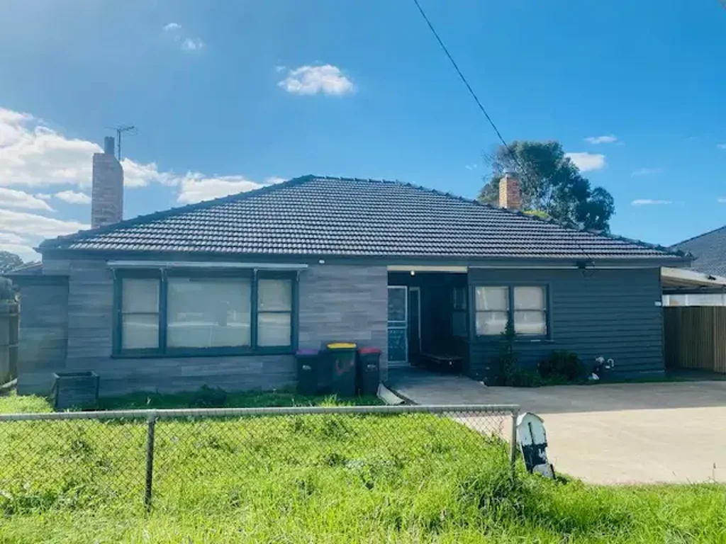 "A wonderful Home not to be missed" - Walking distance to the station and shops