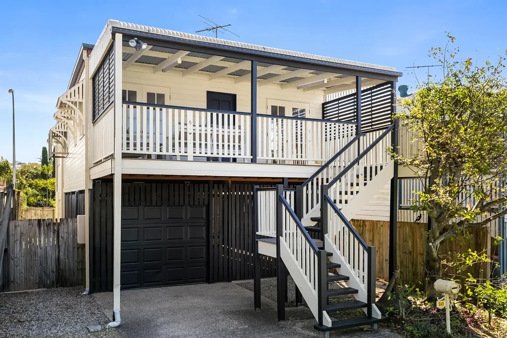 Newmarket 4部屋 Charming Replica Queenslander in Prized Newmarket Pocket