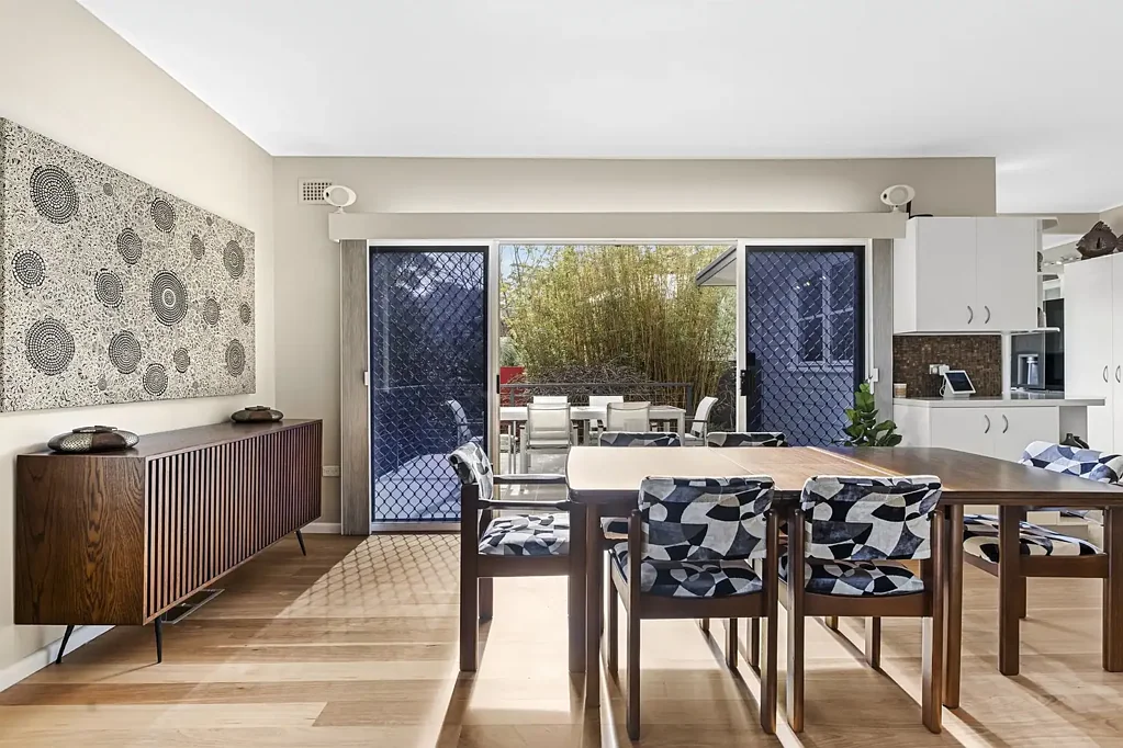 North Epping 4房 高地角地，亦称 7 Cornwall Street Fully upgraded throughout - this modern family home needs to be seen