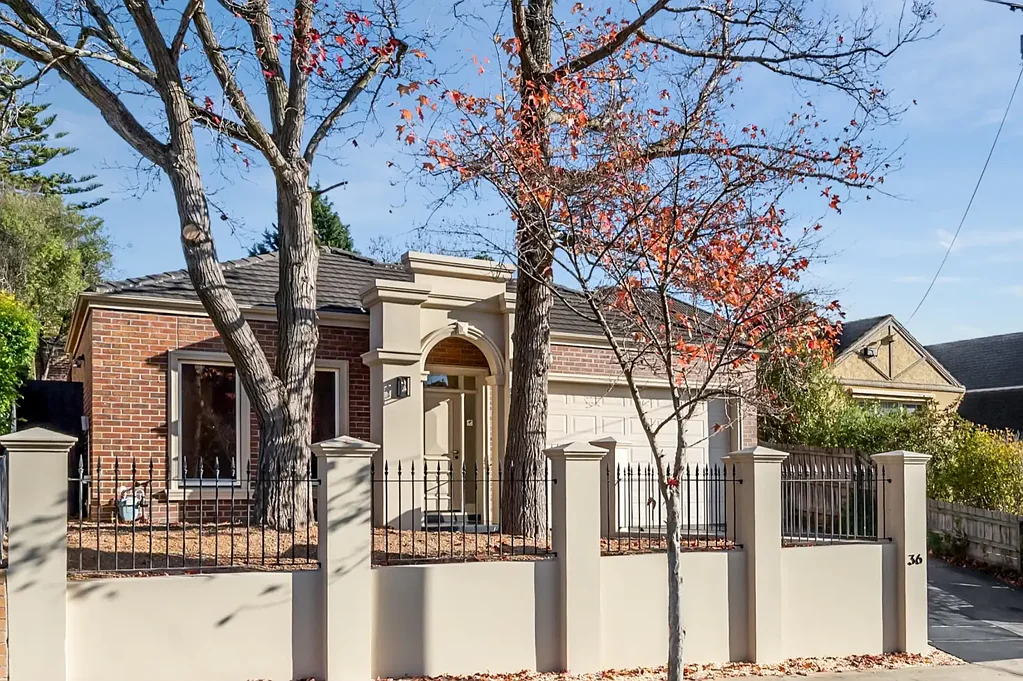 Balwyn 4房 公园对面 学区房 步行便利 四室两卫 高天花板 双车库 私密安全 地暖冷气 低维护花园 A parkland prize with Balwyn High zoning