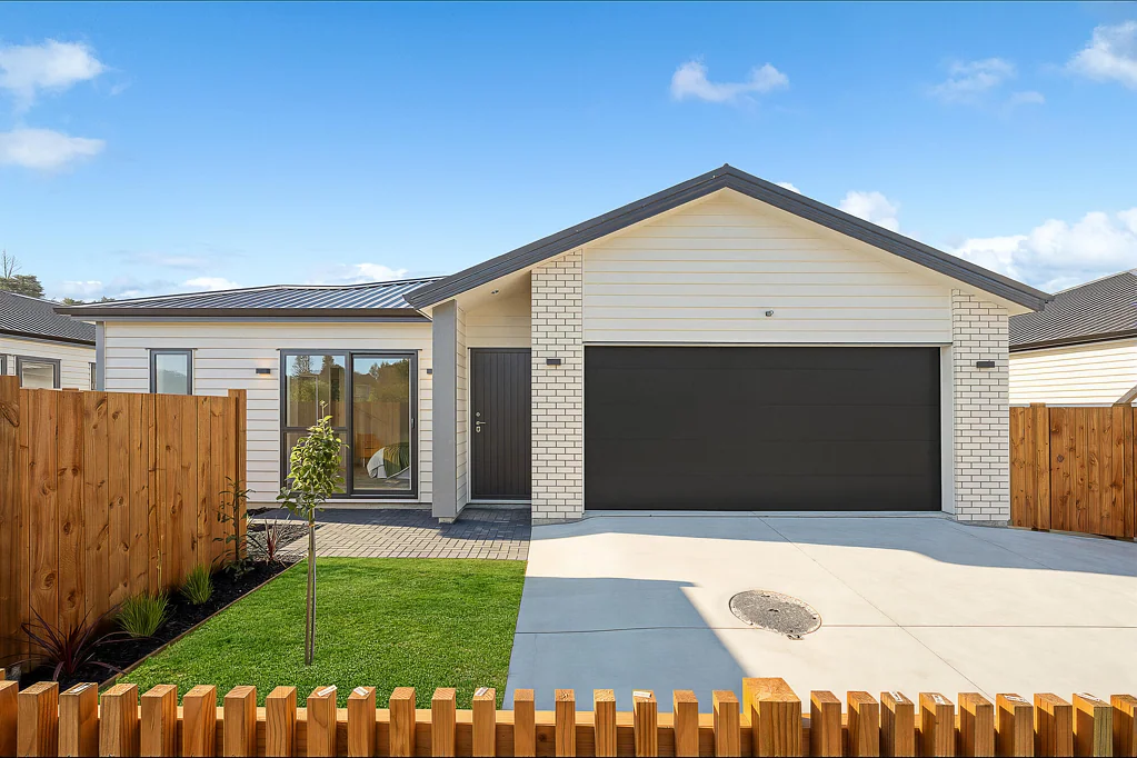 Opaheke 4房  Road Front Double Garage Brand New 4 Beds