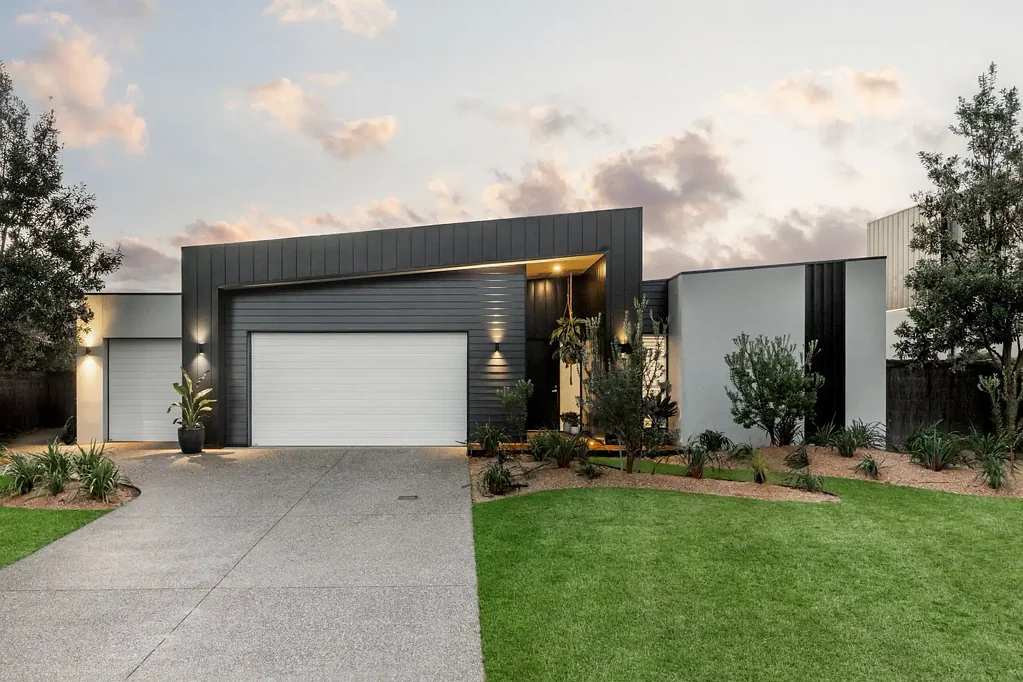 Connewarre 4 Bedroom A Golfer’s Paradise with Architectural Excellence