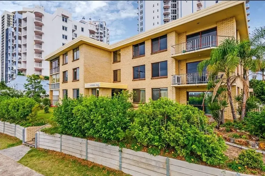 CONVENIENT BROADBEACH LIVING - WALK TO BEACH, LIGHT RAIL, CAFES & DINING