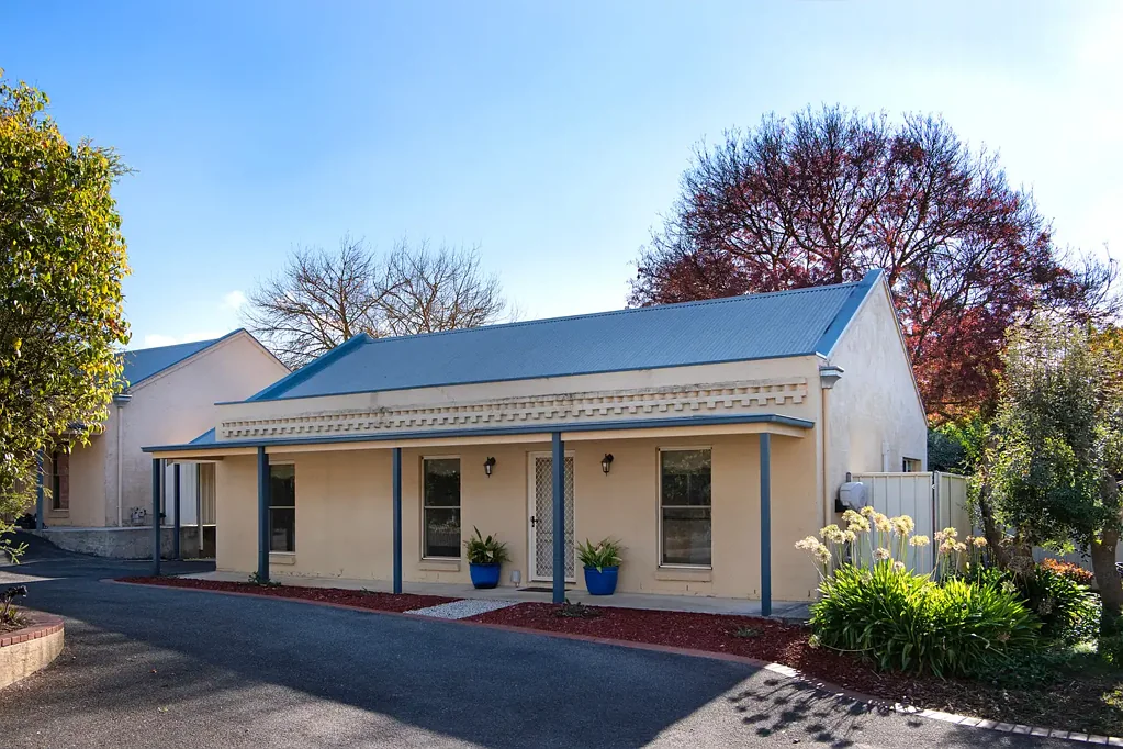 Castlemaine 2 Bedroom Low-maintenance townhouse offers comfort near market & bush-lands.