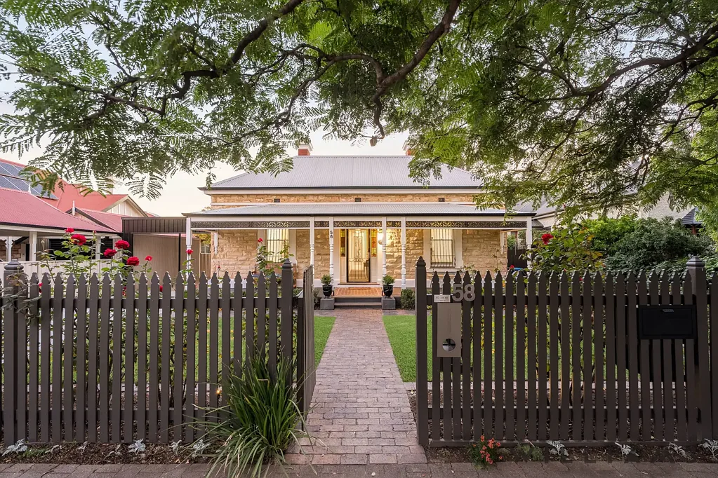 Forestville 4침실 “FORESTVILLE’S FINEST – EFFORTLESS ENTERTAINER IN EXQUISITE GARDEN SETTING”