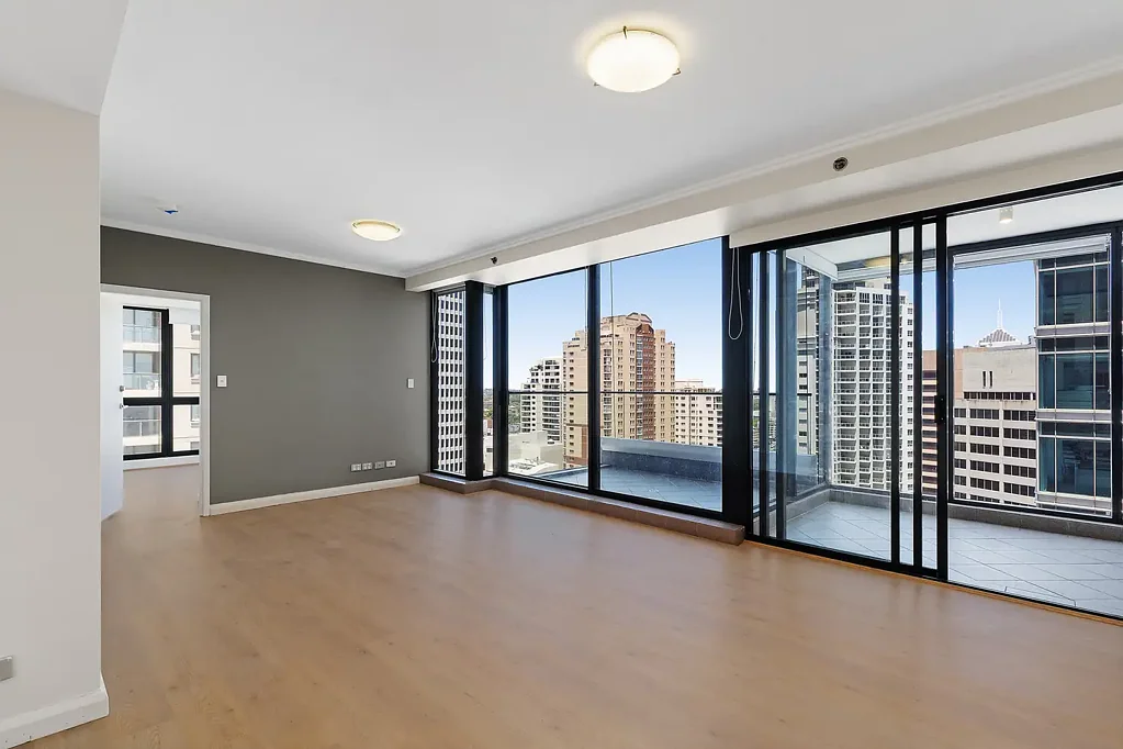 Sydney 2房 World Tower 36层壮丽景观 现代翻新木地板 冬季花园 主卧套间 双车位 健身房泳池 水疗中心 桑拿房 剧院 托儿所 步行至World Square 轻轨便捷 City Living at Its Finest: Bright 2-Bed Apartment with Views