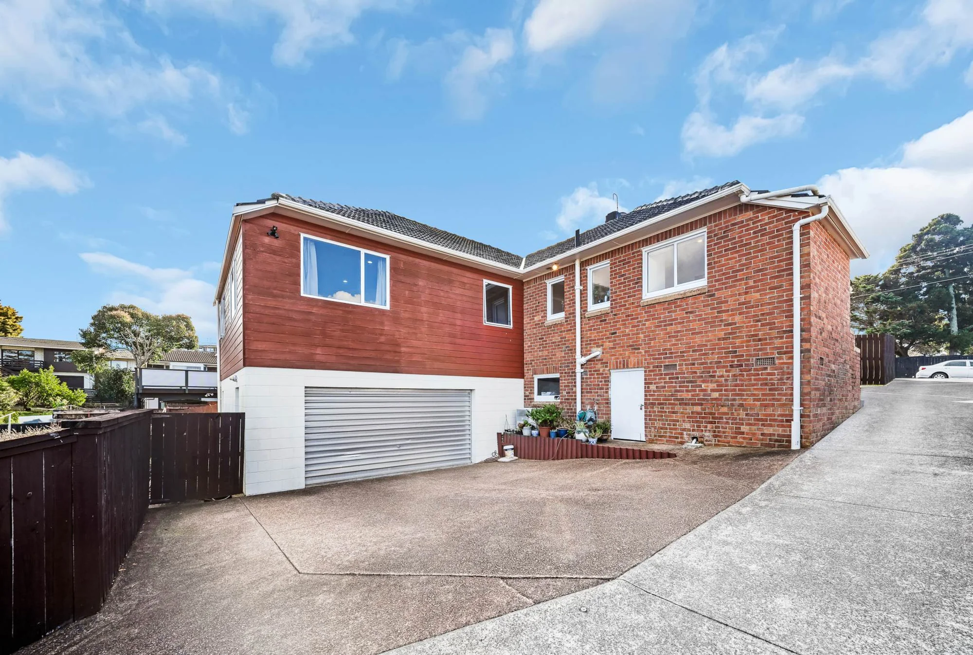 Te Atatu South 4房  Cedar, brick & tile family home in a top location!
