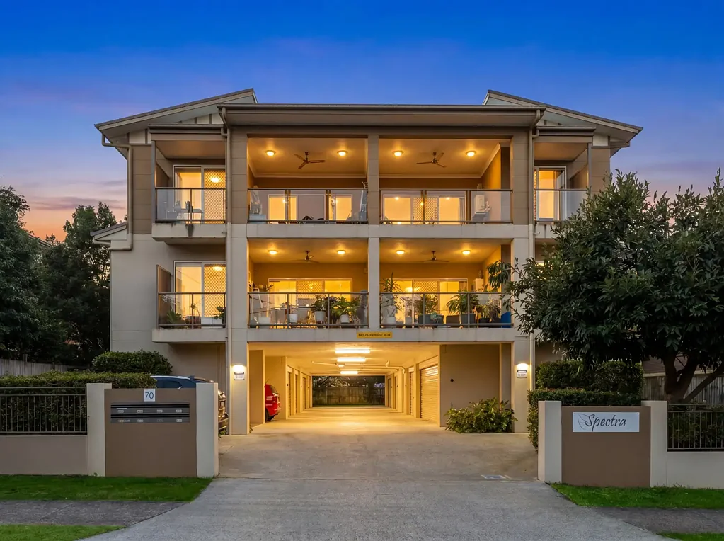Clayfield 2房 Clayfield中心地 厨房全新装 原装黑玉黑水槽 双车库罕见享 阳台私享乐 Stylishly Renovated Apartment with Massive Double Garage in the Heart of Clayfield