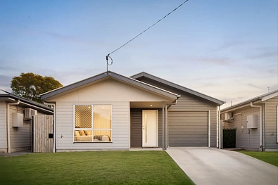 Silkstone 4房 位于 Silkstone 中心的易打理生活 Low-Maintenance Living in the Heart of Silkstone