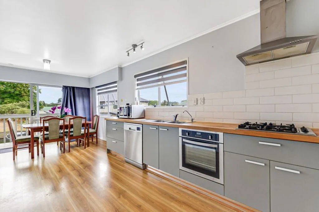 Glenview 4બેડરૂમ Spacious & Versatile Family Living in Prime Glenview Location!
