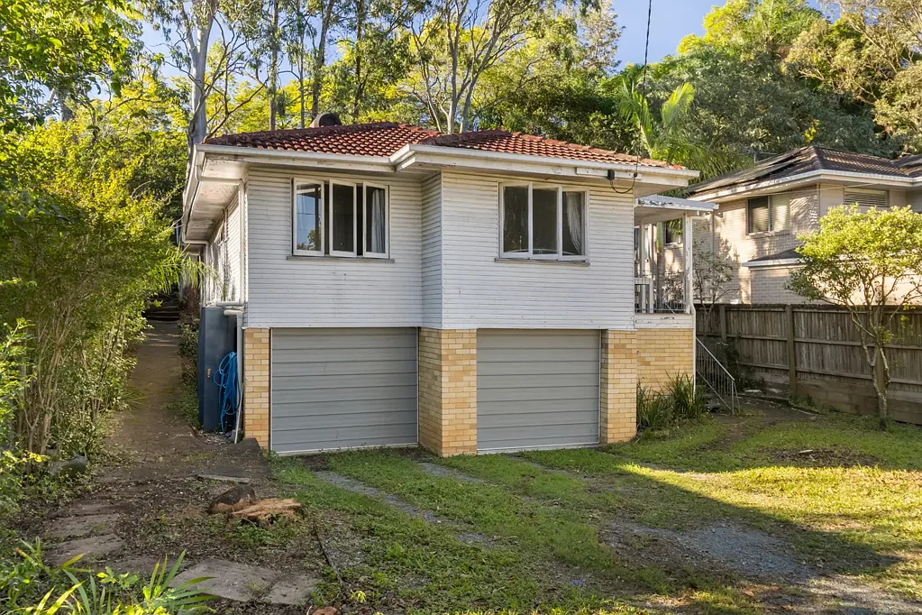Indooroopilly 4Kwarto At the heart of the home is Prime Elevated Parcel in Prestigious Indooroopilly Enclave.