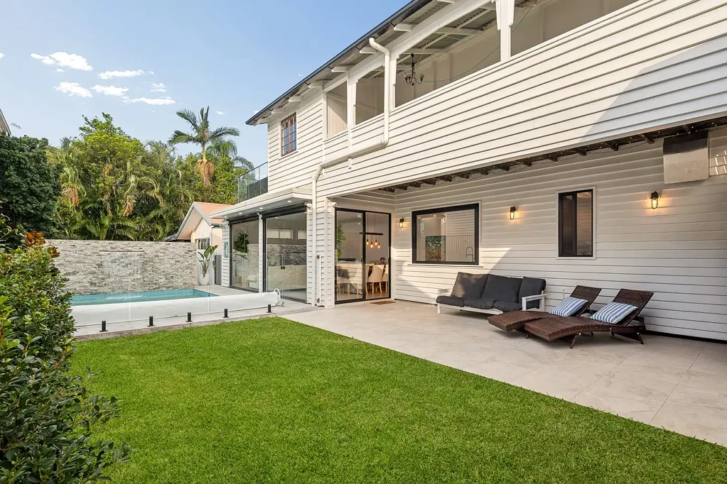 Graceville 5Phòng ngủ CHARACTER CHARM COMBINED WITH MODERN LUXURY IN THE HEART OF GRACEVILLE