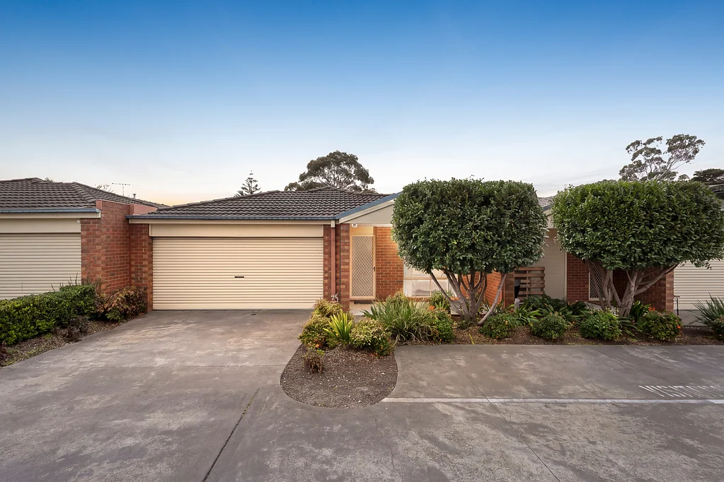 Clarinda 2 Bedroom Spacious Single-Level Living with Exceptional Outdoor Appeal