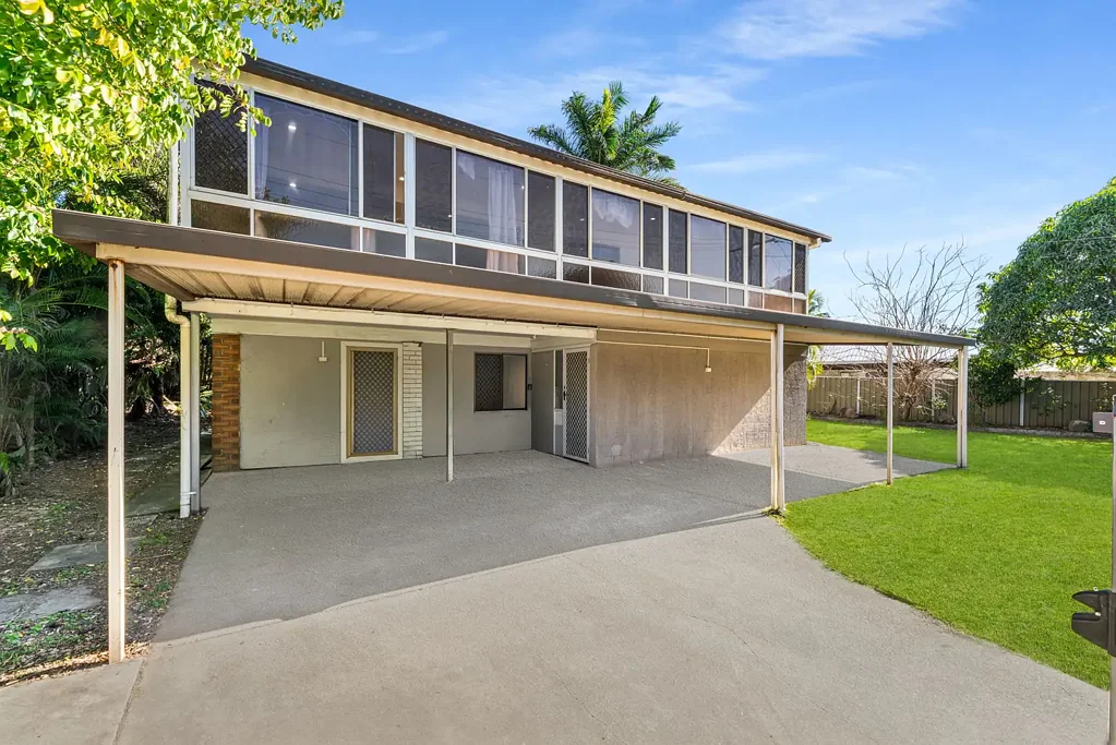 SPACIOUS DUAL LIVING FAMILY HOME WITH A POOL, SOLAR & SIDE ACCESS