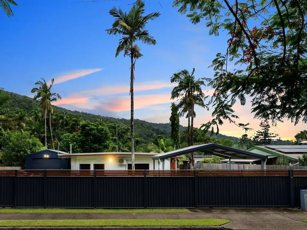 Caravonica 3房  Relaxed Tropical Living with Dual Access, Shed & Studio/Granny Flat