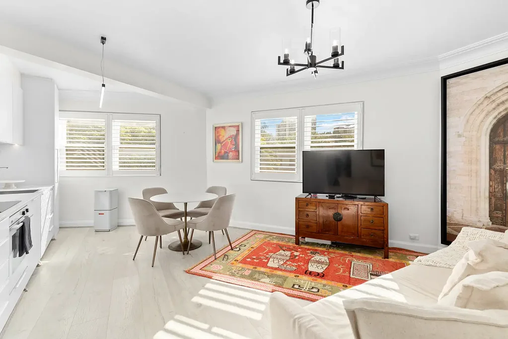 Elizabeth Bay 2 Slaapkamer Top Floor, North Facing And Renovated in Strata Titled 'Vanderbilt'