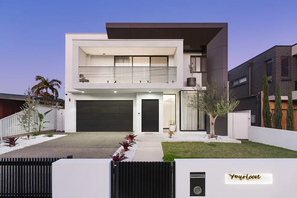 Kirrawee 4房 双砖结构坚固  加热泳池带灯  砂岩露台瀑布  四卧四卫定制  能源效率卓越  城市天际线景 ARCHITECTURAL EXCELLENCE & PREMIUM FINISHES
