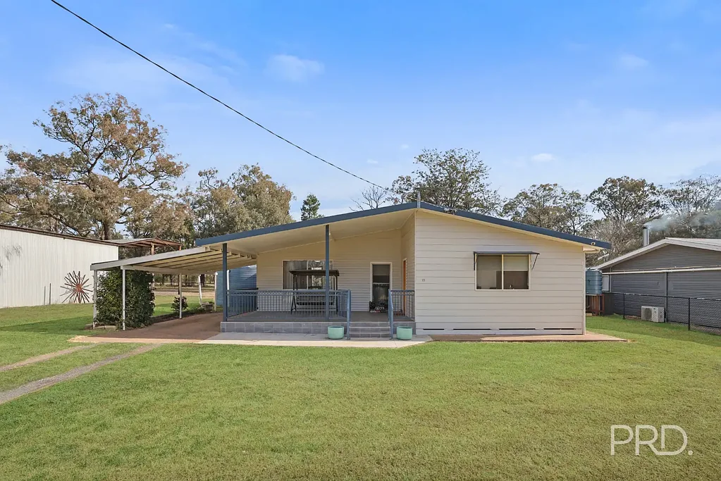 Spring Ridge 4कमरा RARE FIND IN SPRING RIDGE - STYLISH RENOVATED HOME WITH POOL, SHED & EXCEPTIONAL OUTDOOR LIVING