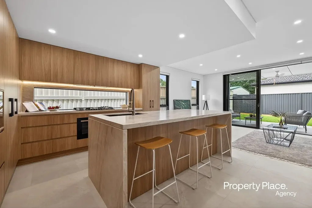 Revesby 5 Slaapkamer Brand New Luxurious Duplex, Priced to Sell