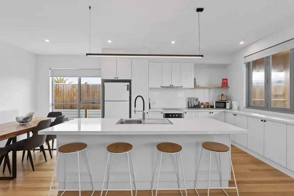 Peterborough 4ਬੈੱਡਰੂਮ Contemporary coastal sophistication - perfectly positioned.
