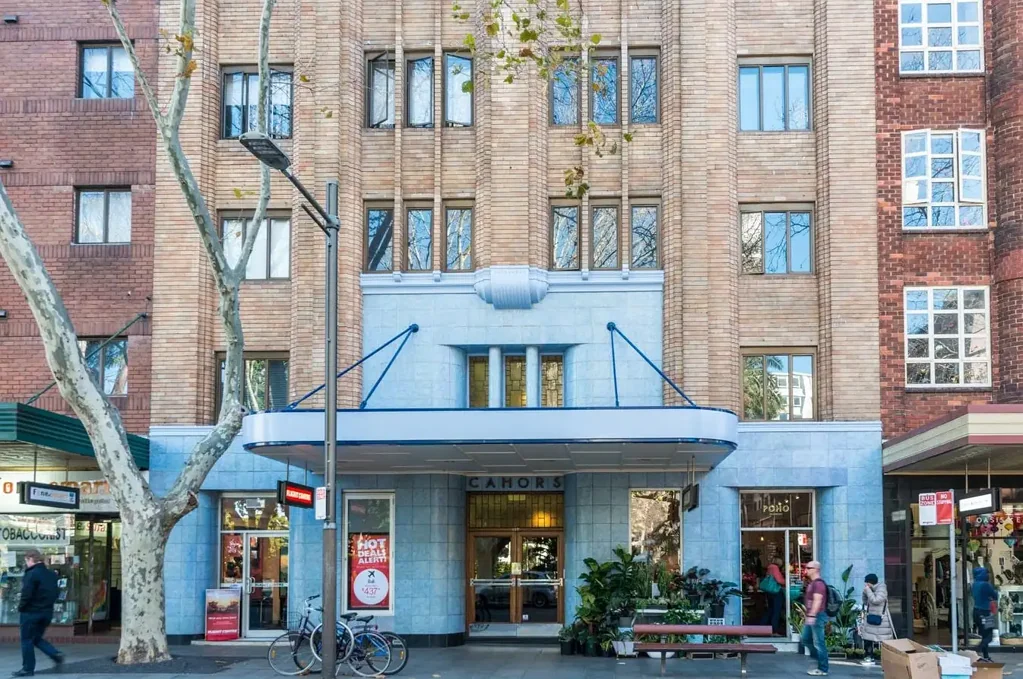 Refreshed studio in 'Cahors' Art Deco building