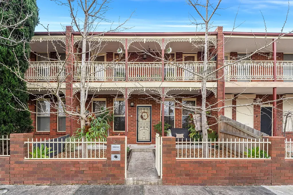Roxburgh Park 3침실 A Spacious Design with a Backyard to Match