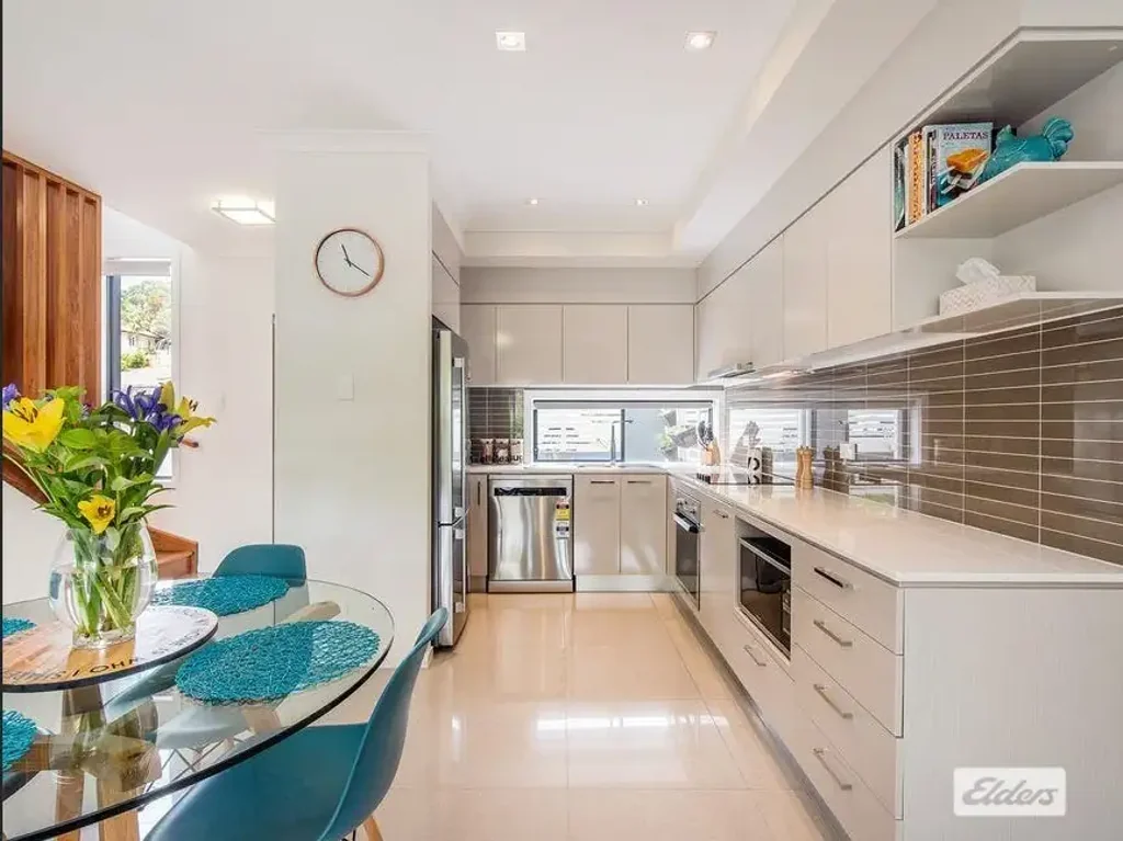 Mount Gravatt 3房 黄金地段联排 三栋精品楼 无物业费 三卧两卫 独立书房 开放式起居 靠近学校交通 Spacious Townhouse with no Body Corporate Fees!