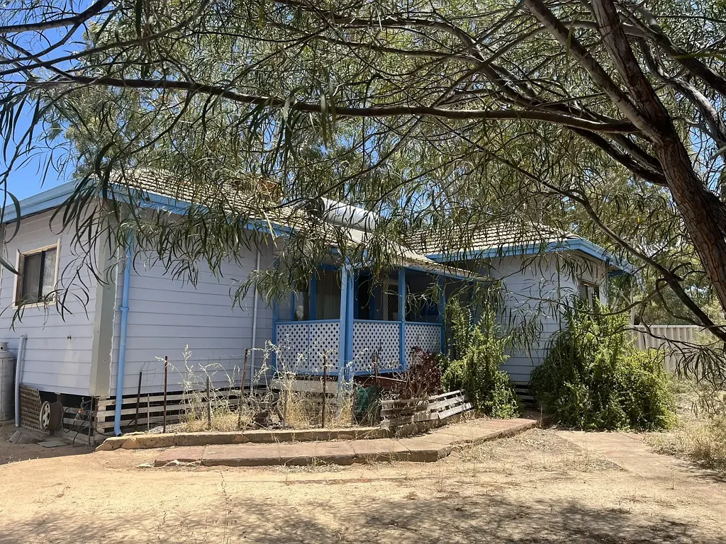 Northam 3 Slaapkamer Renovator’s Delight with Rural Outlook – Corner Block on 938m²